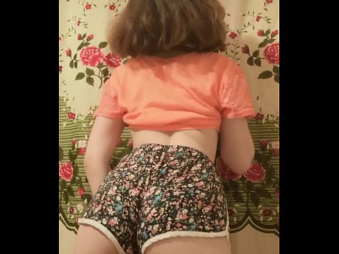 ❤️ 性感的年轻宝贝在镜头前脱下她的短裤 ️❌ Porno vk❌❤
