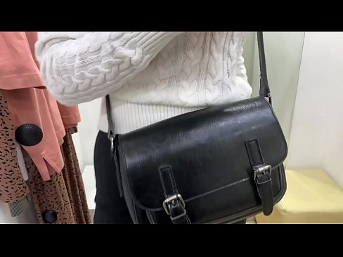 ❤️ 年轻婊子FeralBerry在试衣间用假阳具公开自慰 ️❌ Porno vk❌❤