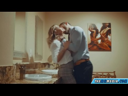 ❤️ 当一个胸大无脑的金发女郎在公共厕所里勾引你时 ️❌ Porno vk❌❤